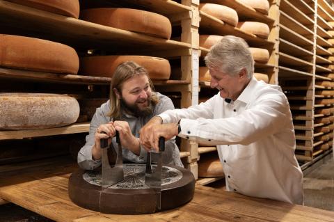Andreas und Walo von Mühlenen im Käsekeller